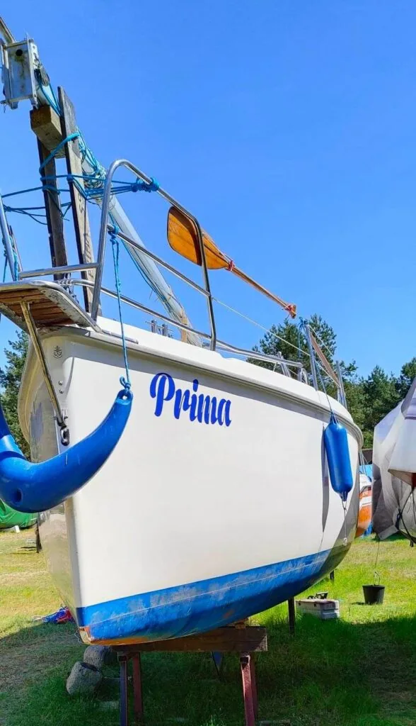 Jacht Prima na lądzie podczas przygotowań do sezonu